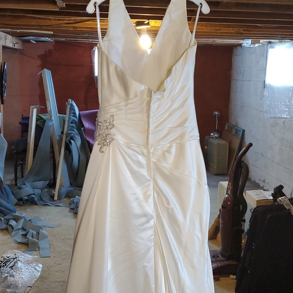 David's Bridal Halter Bodiced Wedding Gown Size 10 - Picture 9 of 10
